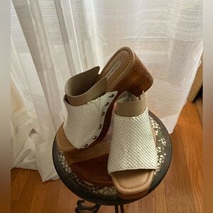 Chelsea and Violet White Leather Snakeskin Slide Sandals 8